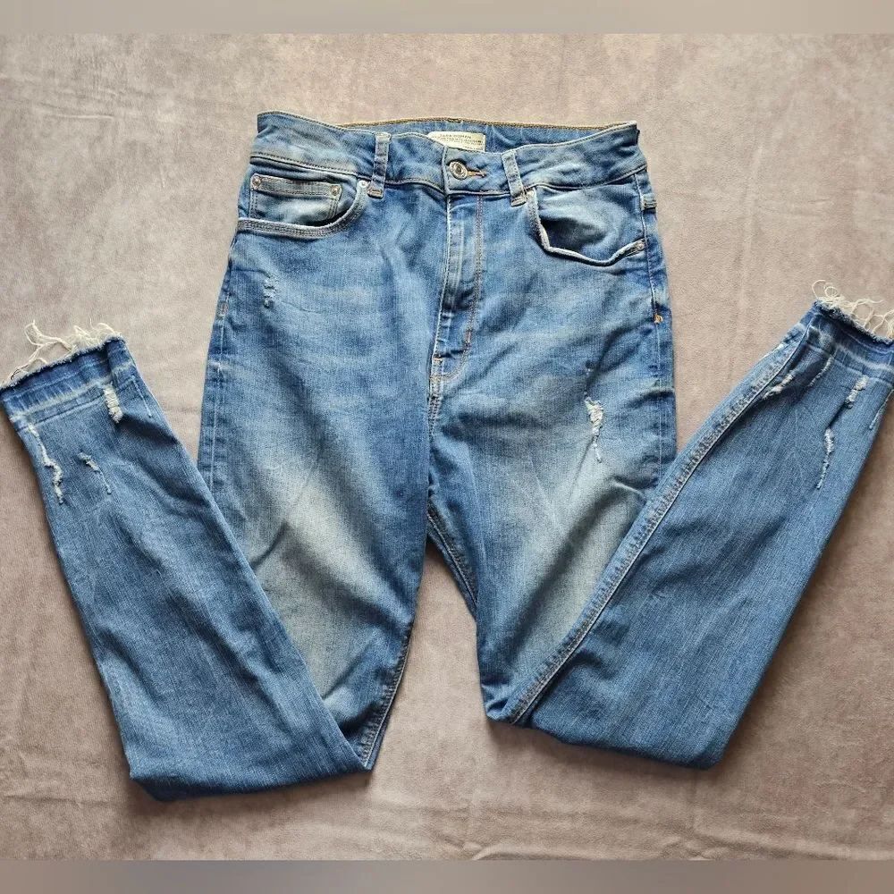 Women's ZARA WOMAN Distresses Hi Rise Jeans Size 6
